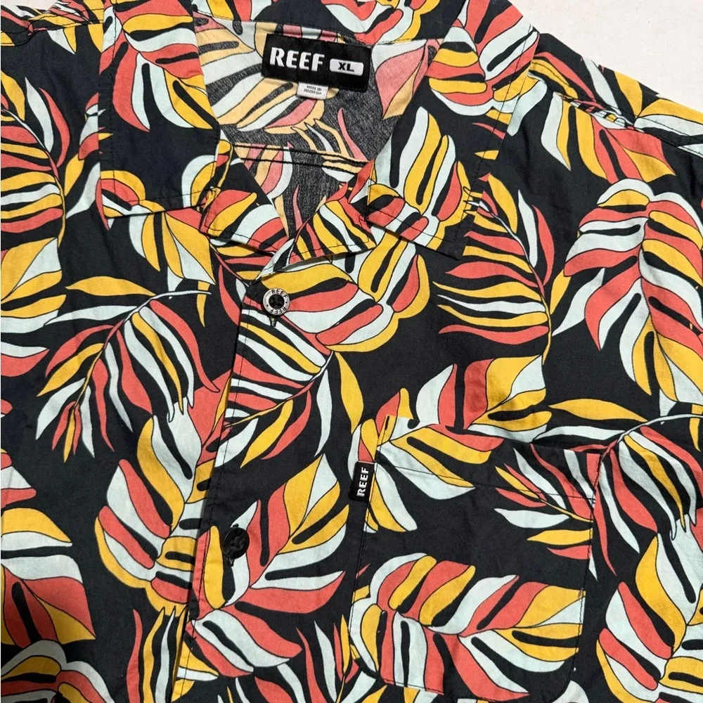 REEF Men's SS Button Up Dress Shirt, Leaf Pattern, Men's XL #688 - Picture 2 of 3